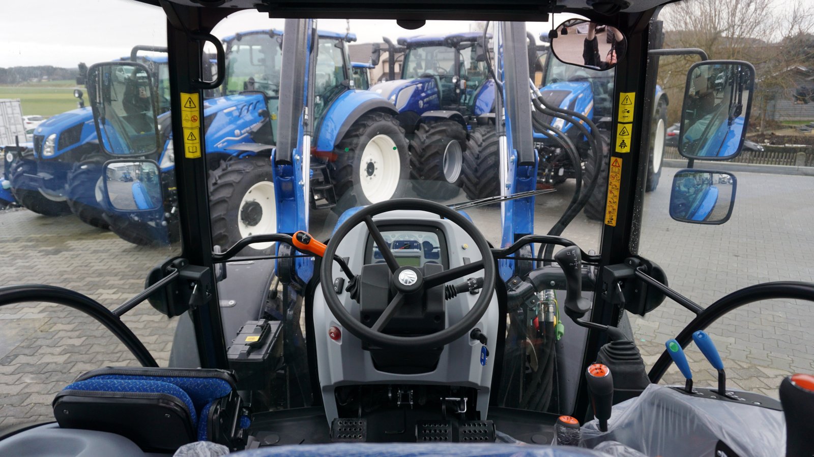 Traktor des Typs New Holland T 4.55S inkl. STOLL Frontlader, Neumaschine in Rötz (Bild 8)