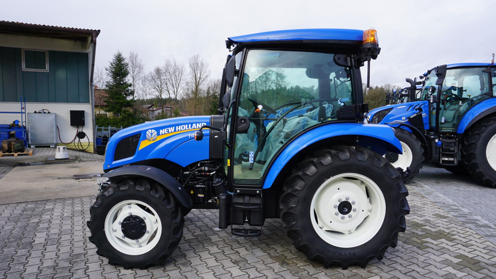 Traktor des Typs New Holland T 4.55S, Neumaschine in Rötz (Bild 4)