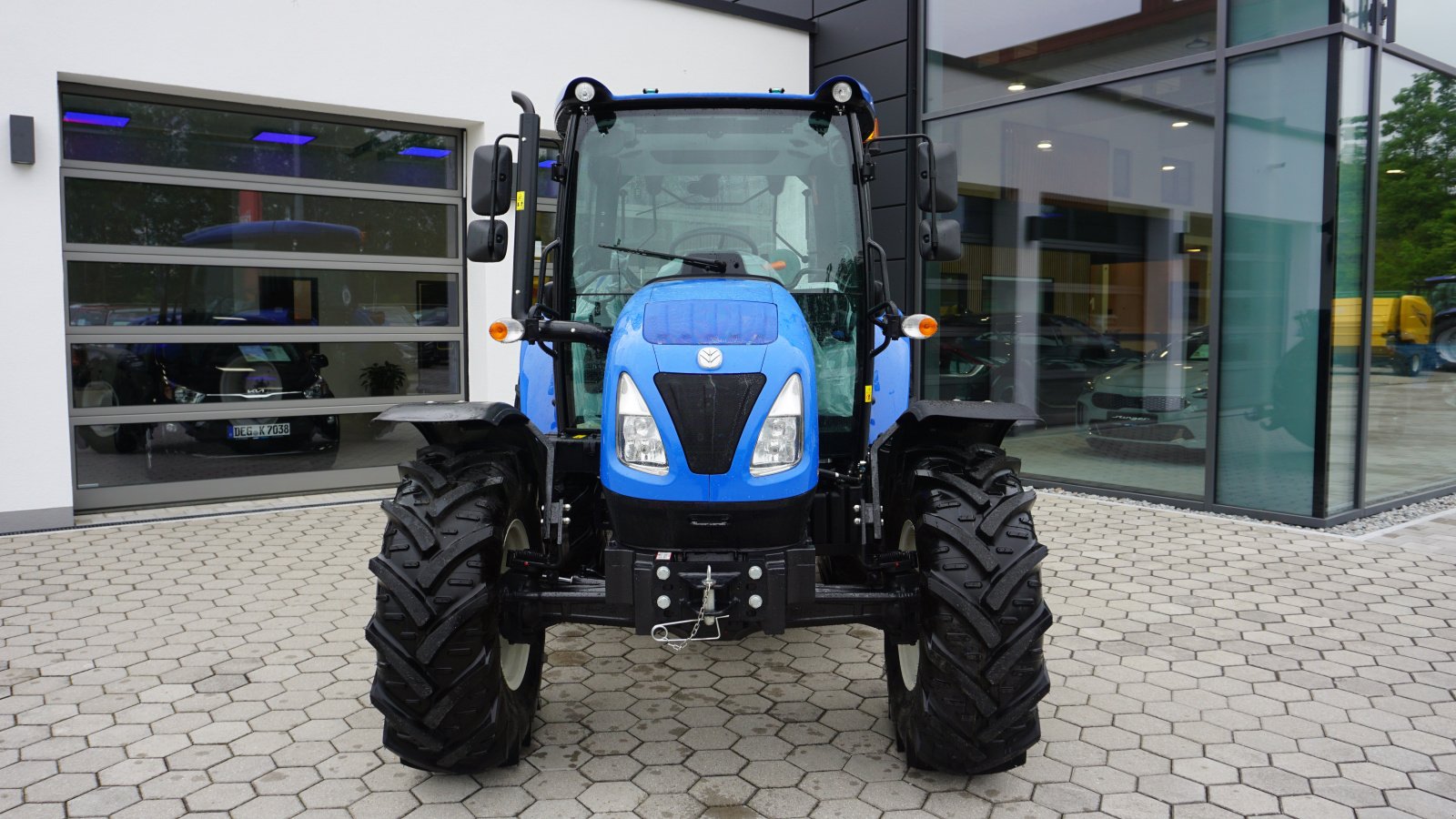 Traktor des Typs New Holland T 4.55S, Neumaschine in Rötz (Bild 2)