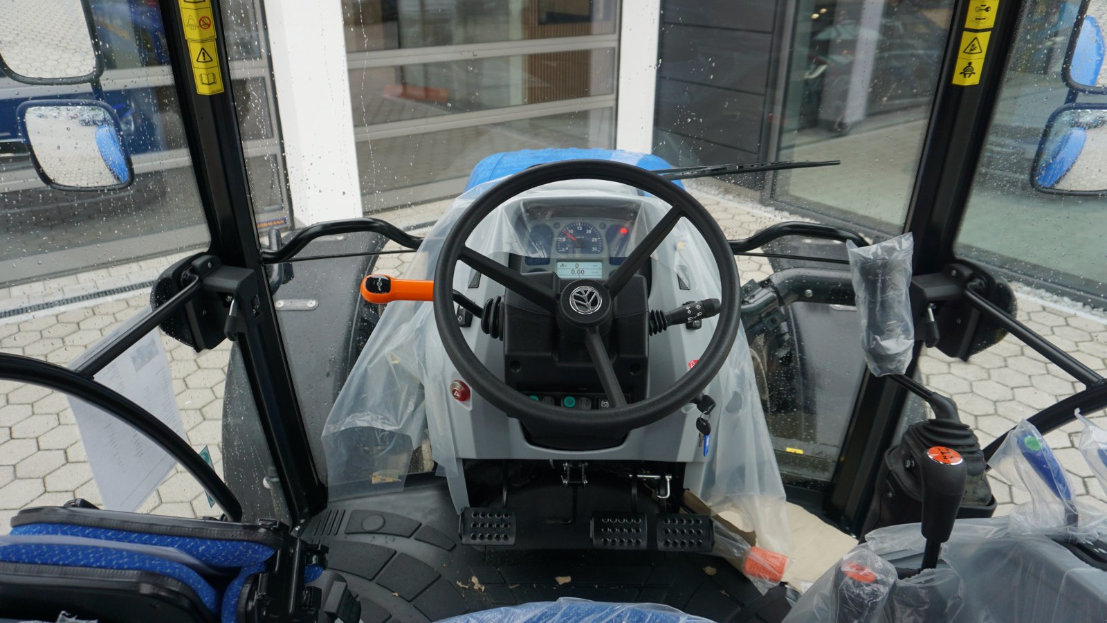 Traktor des Typs New Holland T 4.55S, Neumaschine in Rötz (Bild 8)