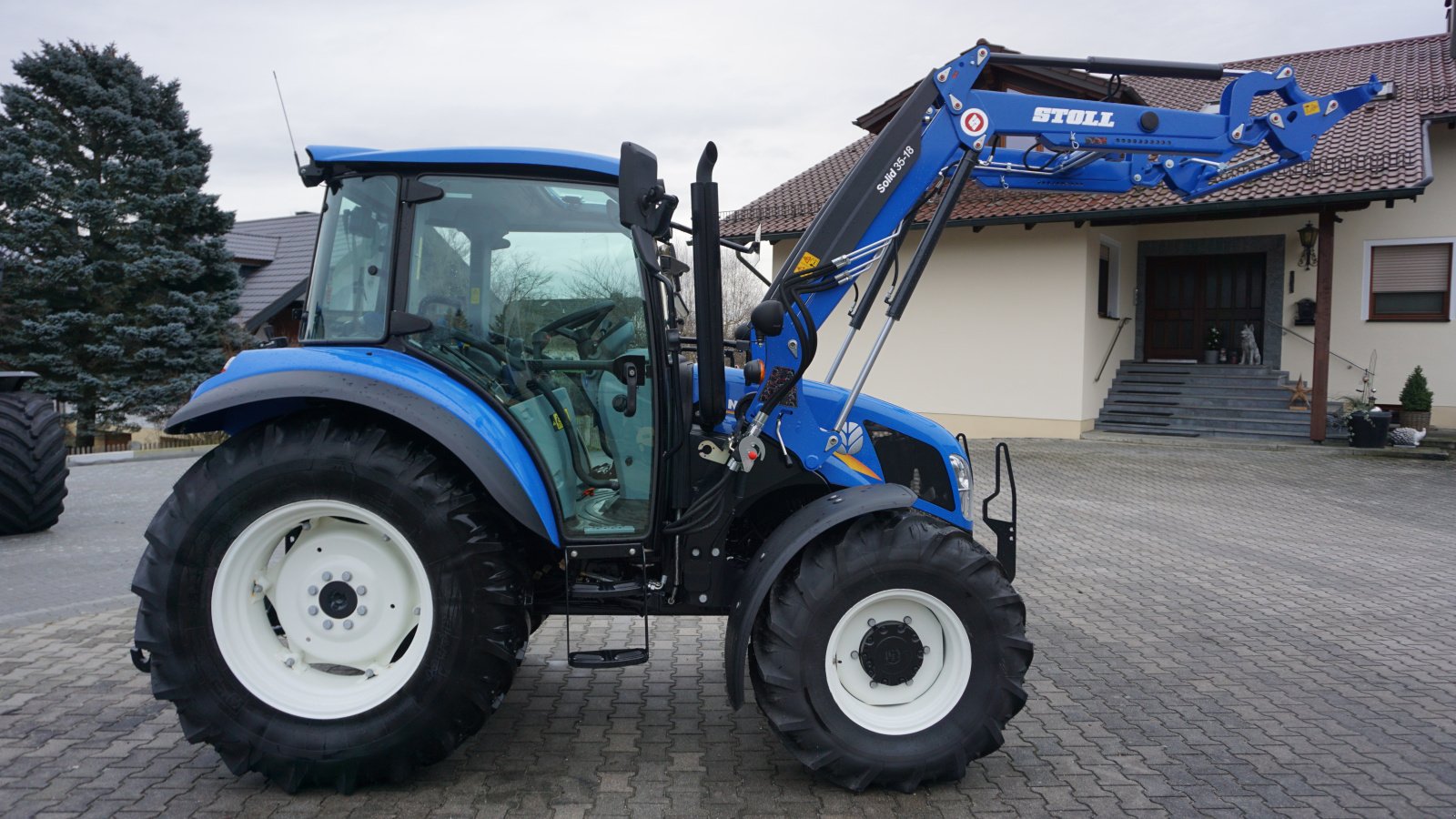 Traktor des Typs New Holland T 4.65 inkl. STOLL Frontlader, Neumaschine in Rötz (Bild 4)