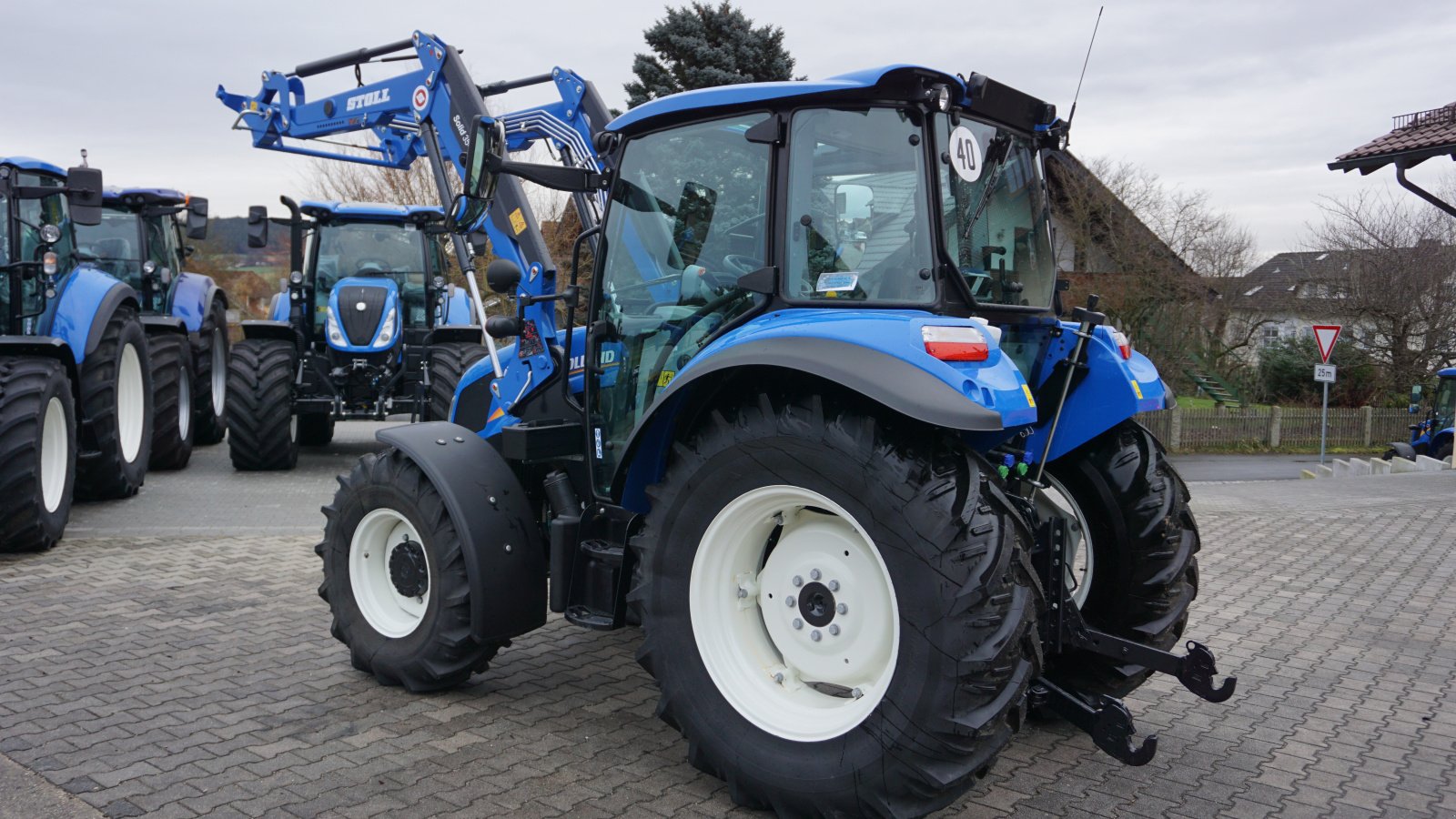 Traktor des Typs New Holland T 4.65 inkl. STOLL Frontlader, Neumaschine in Rötz (Bild 13)