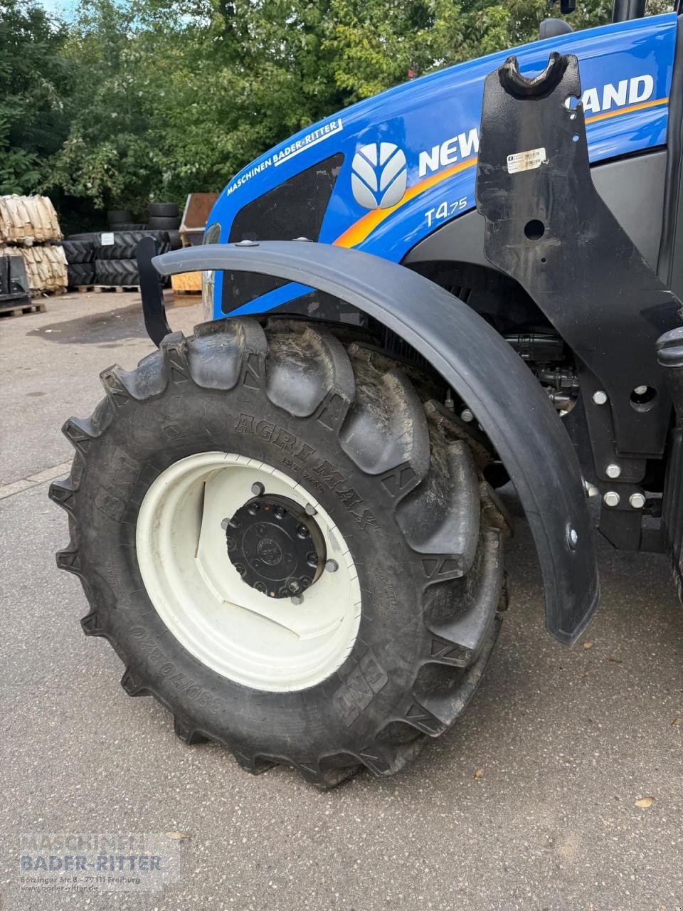 Traktor от тип New Holland T 4.75 CAB, Gebrauchtmaschine в Freiburg (Снимка 7)