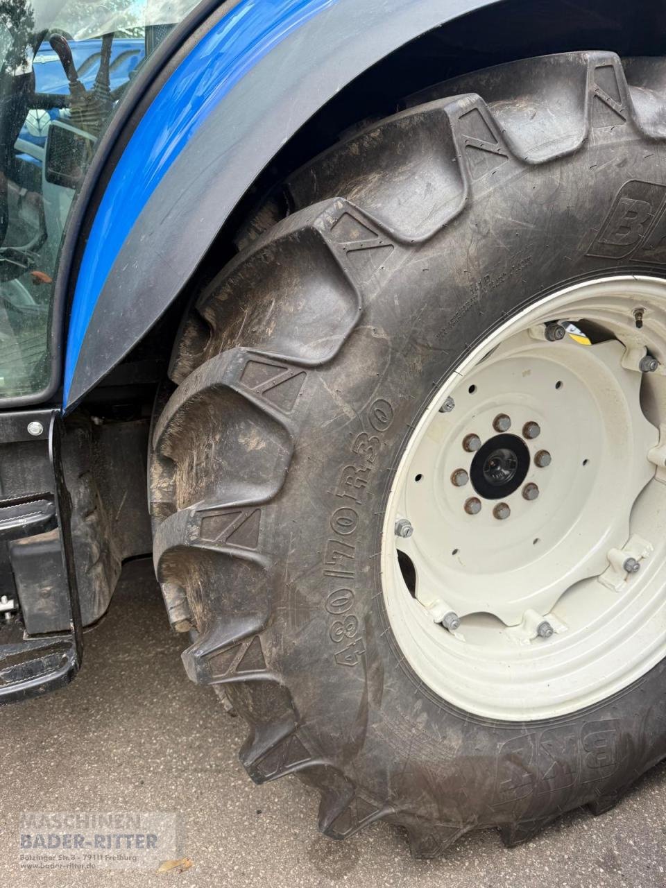 Traktor от тип New Holland T 4.75 CAB, Gebrauchtmaschine в Freiburg (Снимка 8)