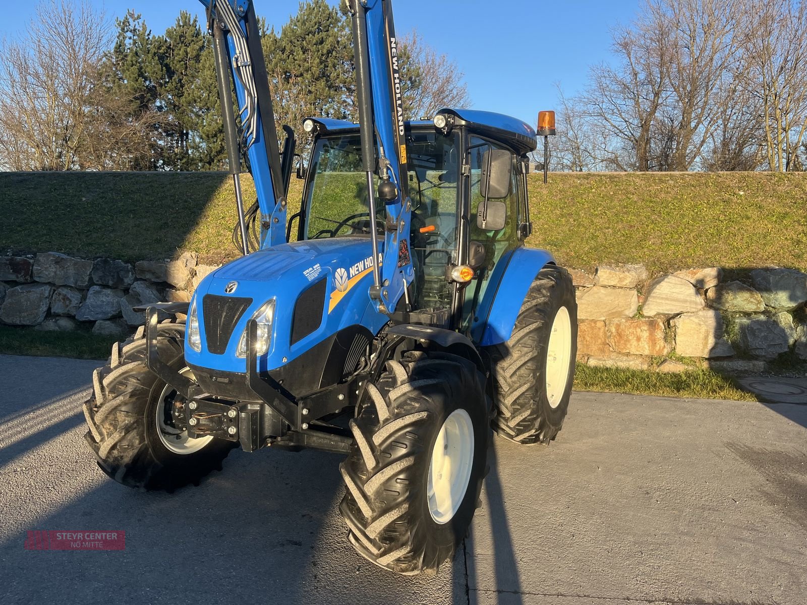 Traktor του τύπου New Holland T 4.75 mit Frontlader, Gebrauchtmaschine σε St. Pölten (Φωτογραφία 1)