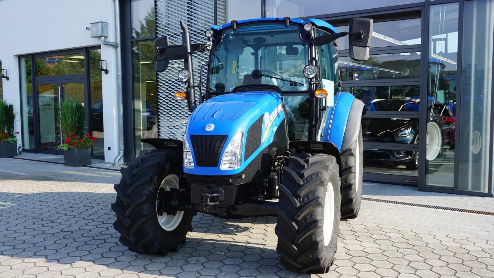 Traktor des Typs New Holland T 4.75, Neumaschine in Rötz (Bild 1)