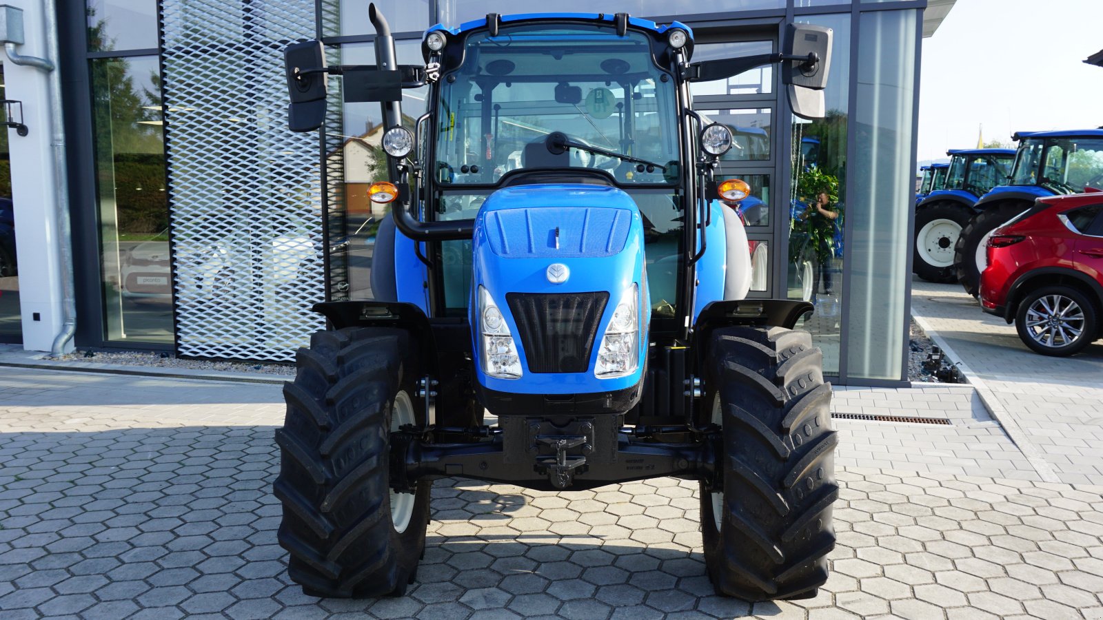 Traktor des Typs New Holland T 4.75, Neumaschine in Rötz (Bild 2)