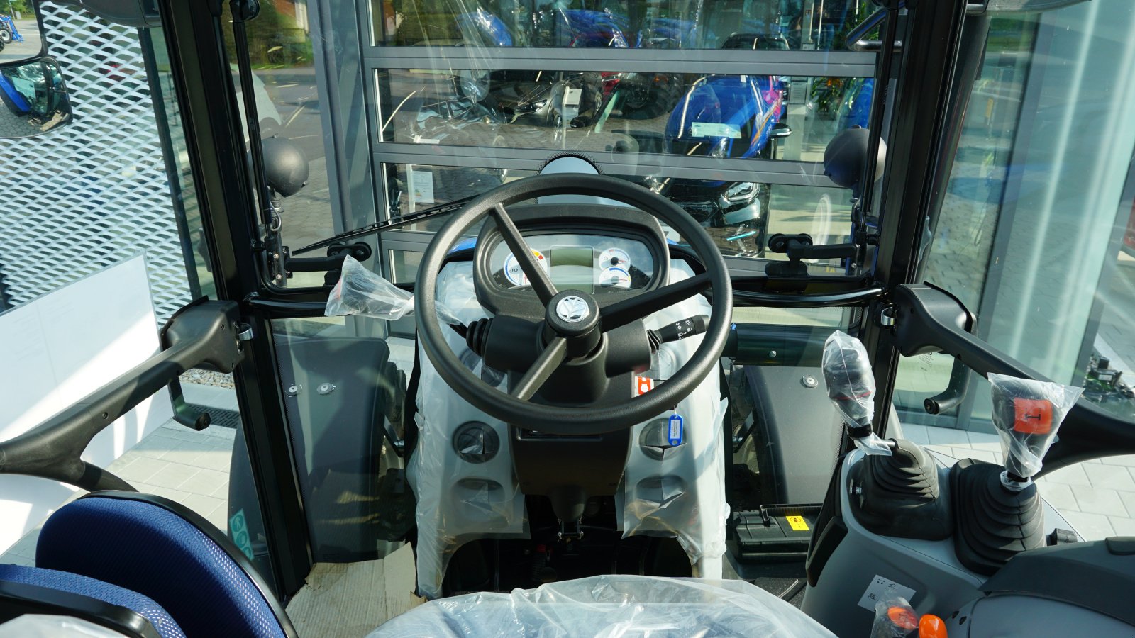 Traktor des Typs New Holland T 4.75, Neumaschine in Rötz (Bild 8)