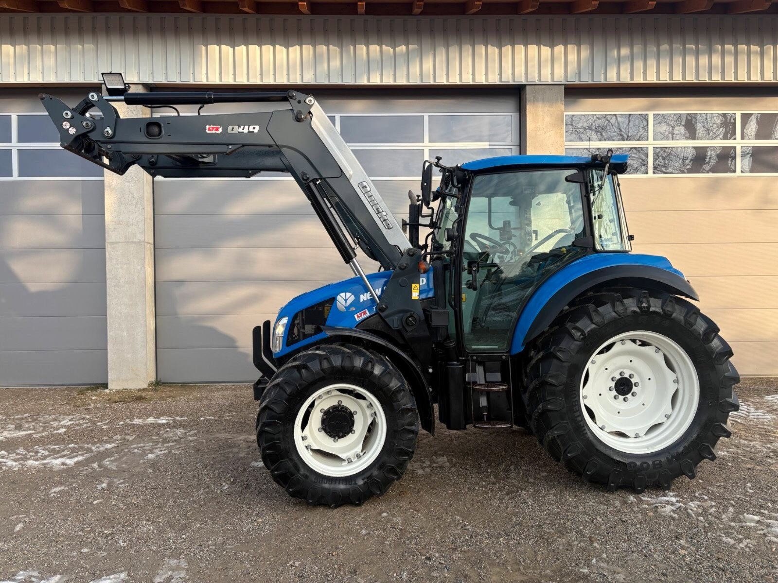 Traktor van het type New Holland T 4.85, Gebrauchtmaschine in Walpertskirchen (Foto 1)