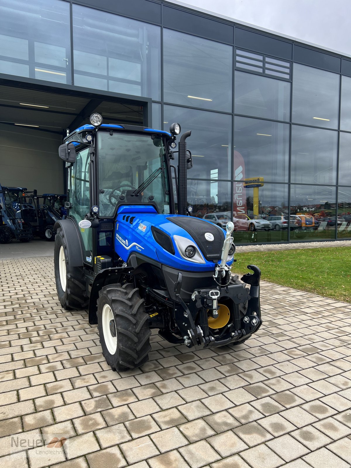 Traktor of the type New Holland T 4.90 N, Neumaschine in Bad Waldsee Mennisweiler (Picture 2)