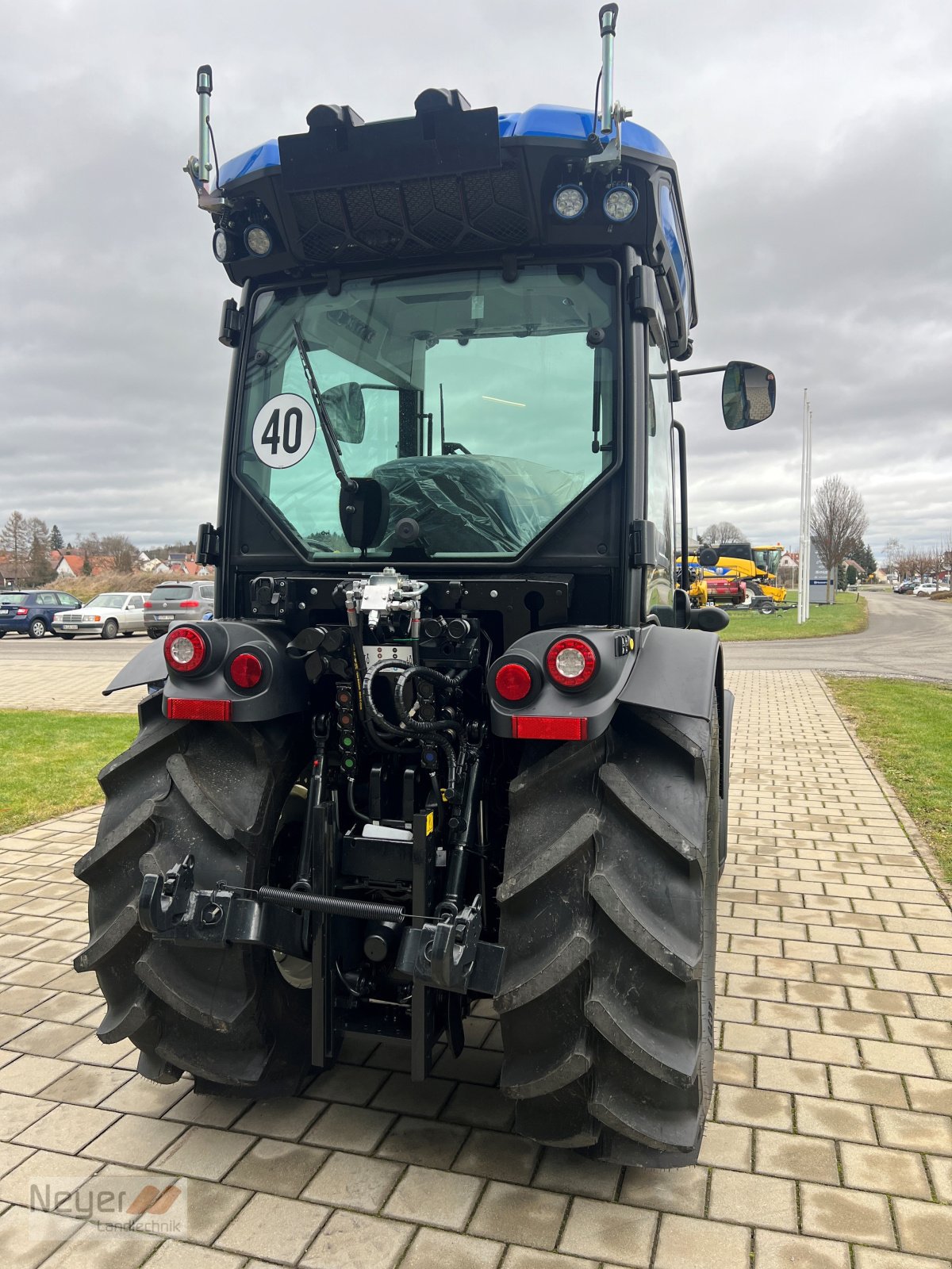 Traktor des Typs New Holland T 4.90 N, Neumaschine in Bad Waldsee Mennisweiler (Bild 3)