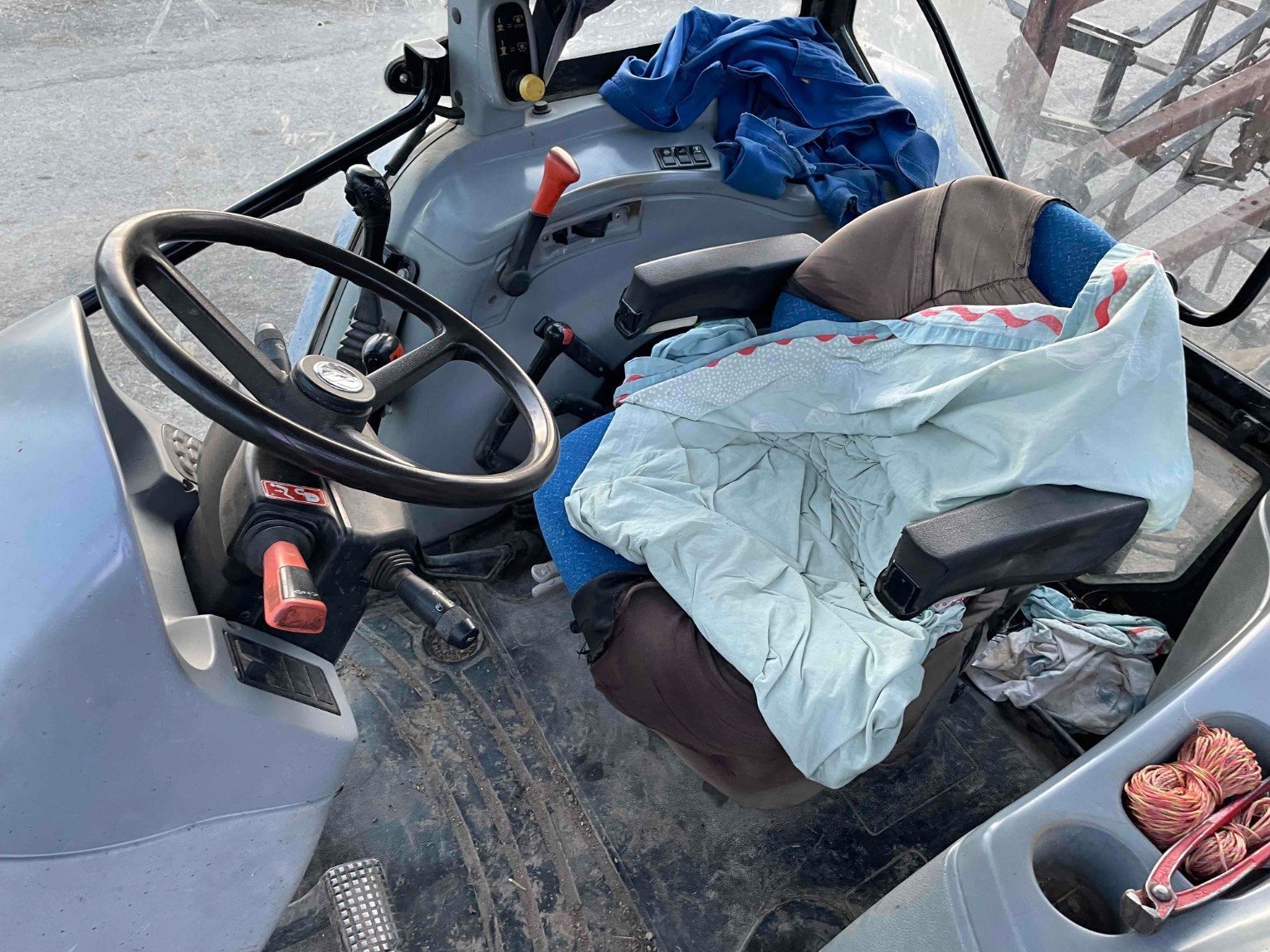 Traktor du type New Holland T 5060 4RM DUALCOM, Gebrauchtmaschine en ORLEIX (Photo 10)