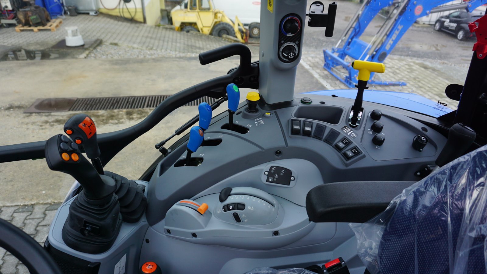 Traktor des Typs New Holland T 5.100 DC 1.5 HD, Neumaschine in Rötz (Bild 10)