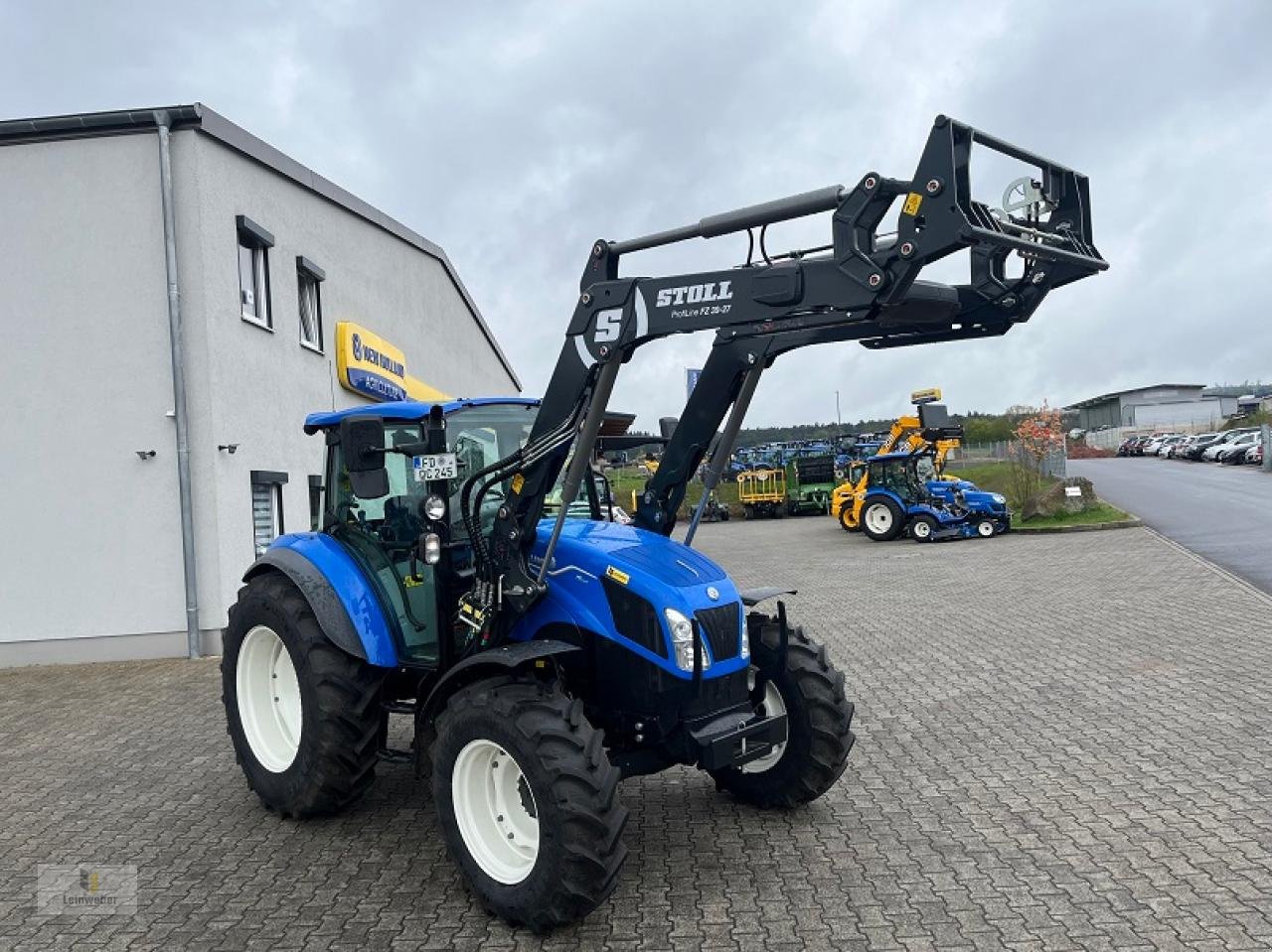 Traktor of the type New Holland T 5.100 DC, Neumaschine in Neuhof - Dorfborn (Picture 1)