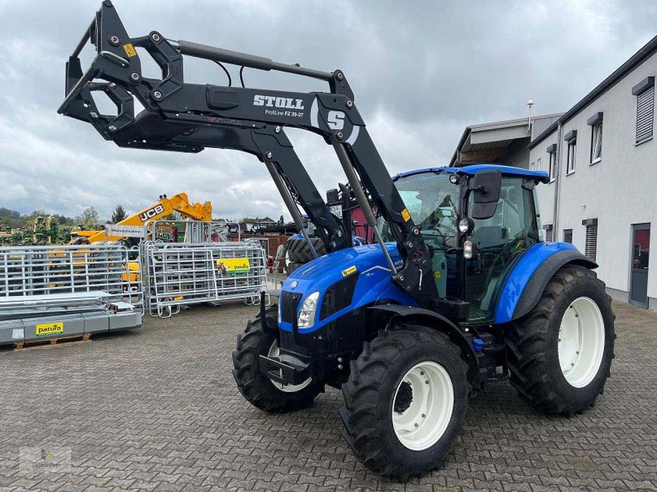 Traktor of the type New Holland T 5.100 DC, Neumaschine in Neuhof - Dorfborn (Picture 2)