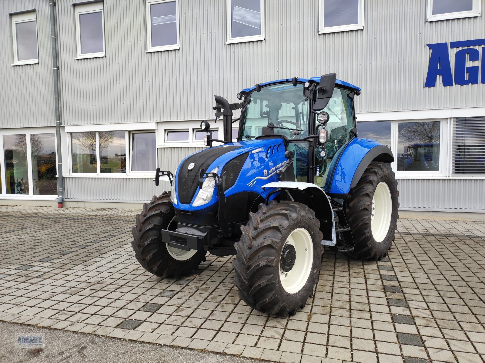 Traktor des Typs New Holland T 5.100 ElectroCommand, Neumaschine in Salching bei Straubing (Bild 2)
