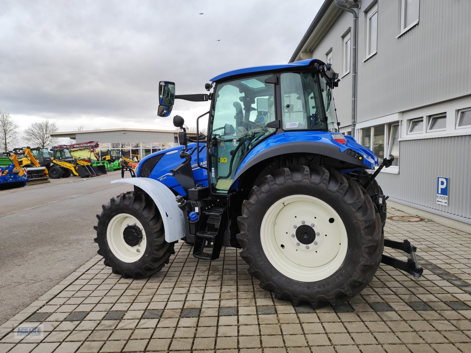 Traktor des Typs New Holland T 5.100 ElectroCommand, Neumaschine in Salching bei Straubing (Bild 8)