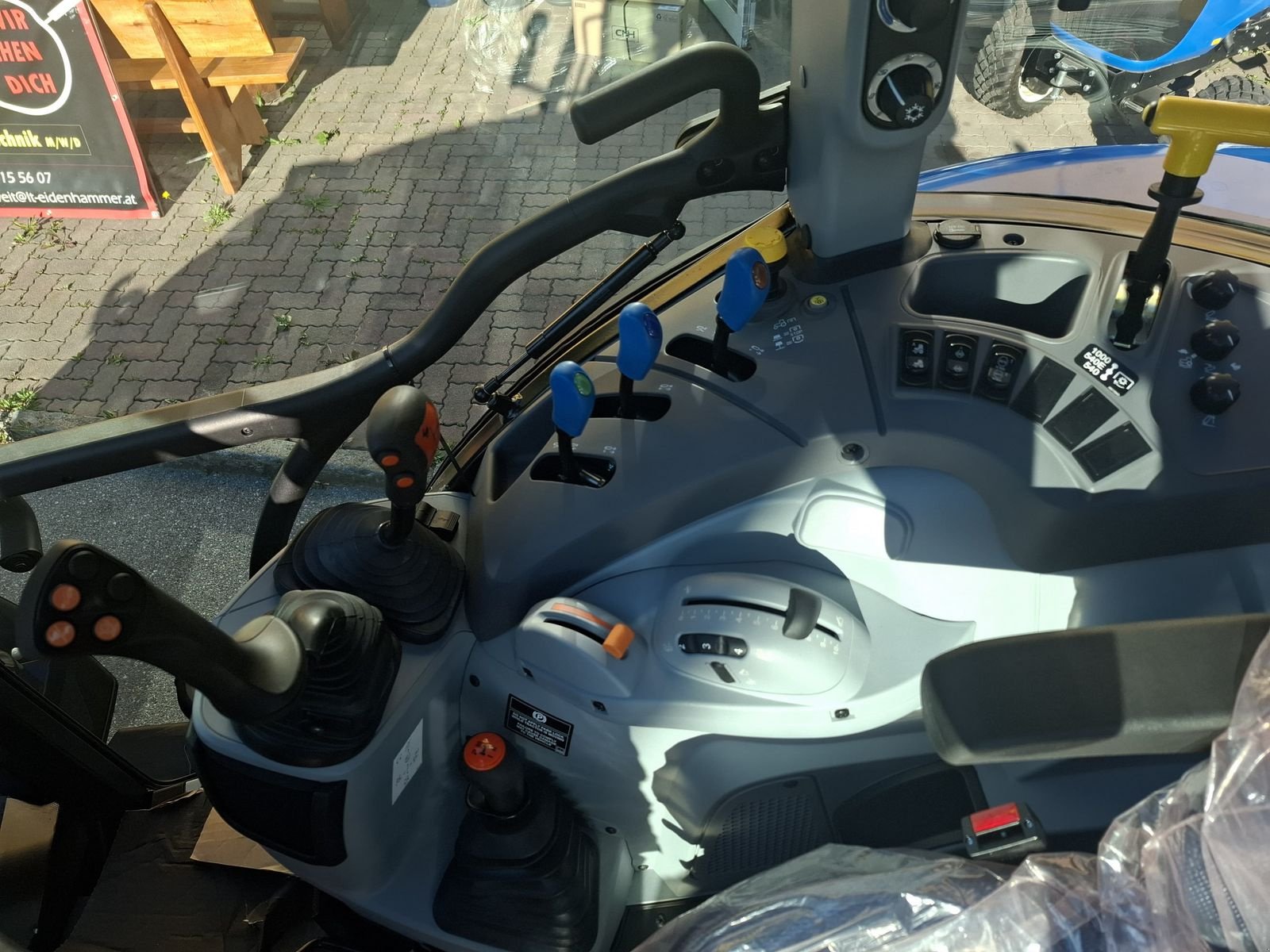 Traktor of the type New Holland T 5.100 Hi-Lo Cab 1,5, Neumaschine in Burgkirchen (Picture 2)