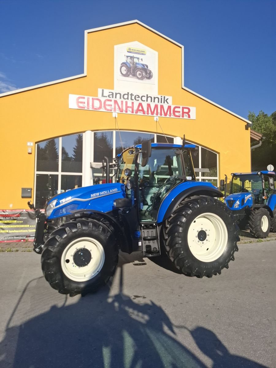 Traktor of the type New Holland T 5.100 Hi-Lo Cab 1,5, Neumaschine in Burgkirchen (Picture 1)