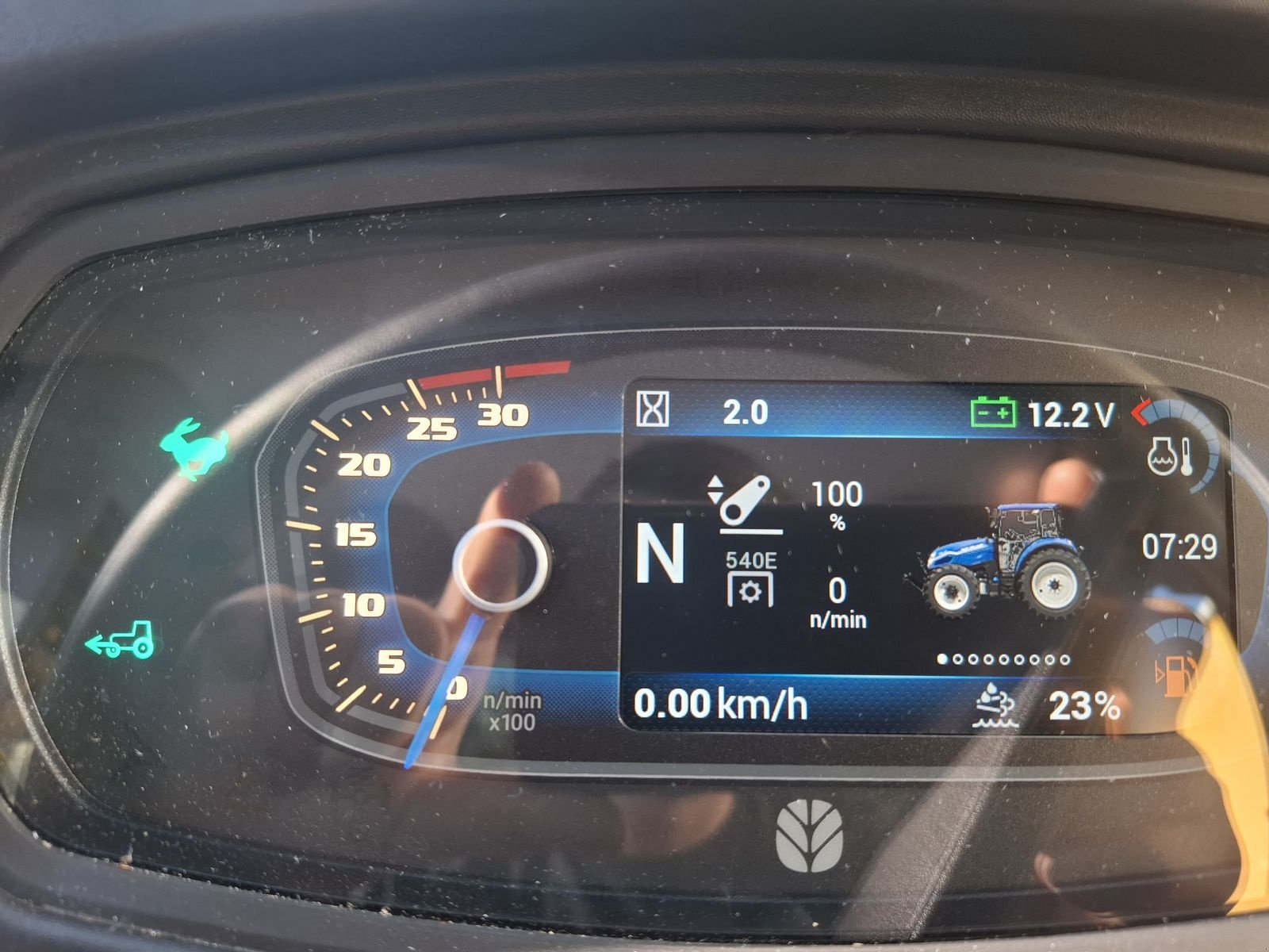 Traktor of the type New Holland T 5.100 Hi-Lo Cab 1,5, Neumaschine in Burgkirchen (Picture 3)