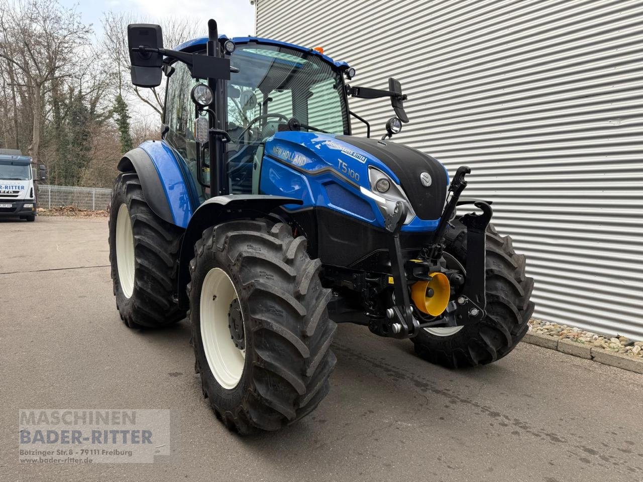 Traktor van het type New Holland T 5.100 HILO 1,5 CAB, Neumaschine in Freiburg (Foto 1)