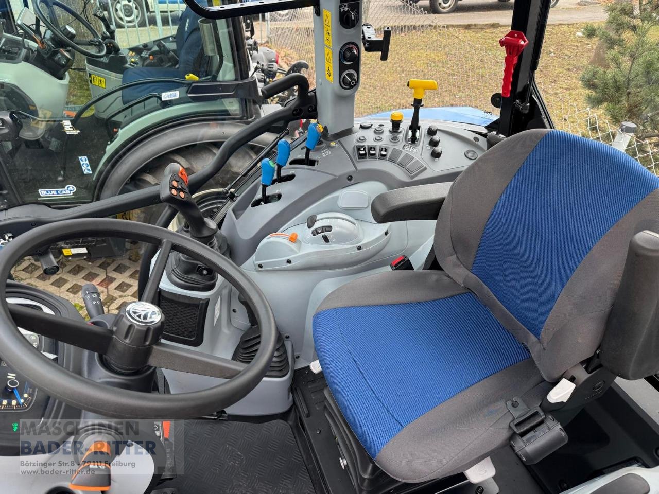 Traktor van het type New Holland T 5.100 HILO 1,5 CAB, Neumaschine in Freiburg (Foto 7)