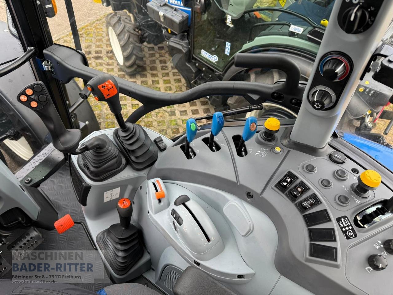 Traktor van het type New Holland T 5.100 HILO 1,5 CAB, Neumaschine in Freiburg (Foto 8)