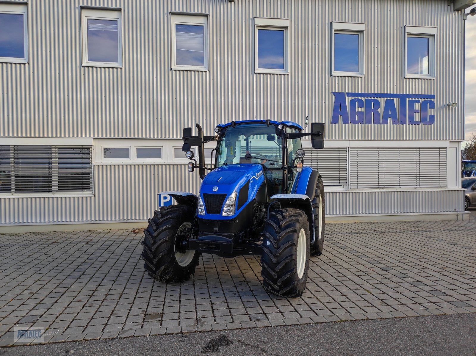 Traktor des Typs New Holland T 5.110, Neumaschine in Salching bei Straubing (Bild 1)