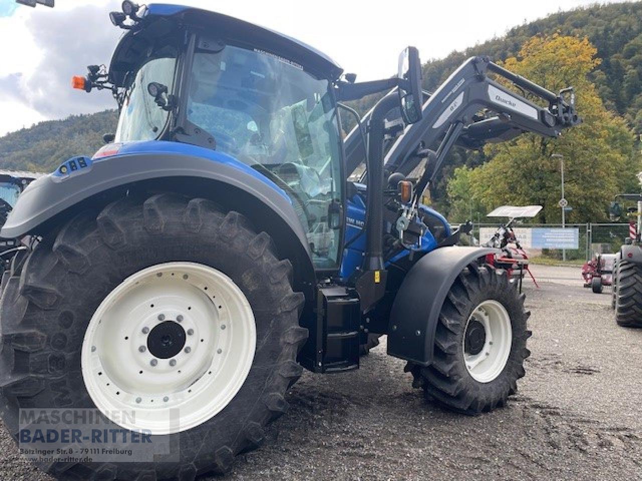 Traktor of the type New Holland T 5.120 DC, Neumaschine in Freiburg (Picture 4)