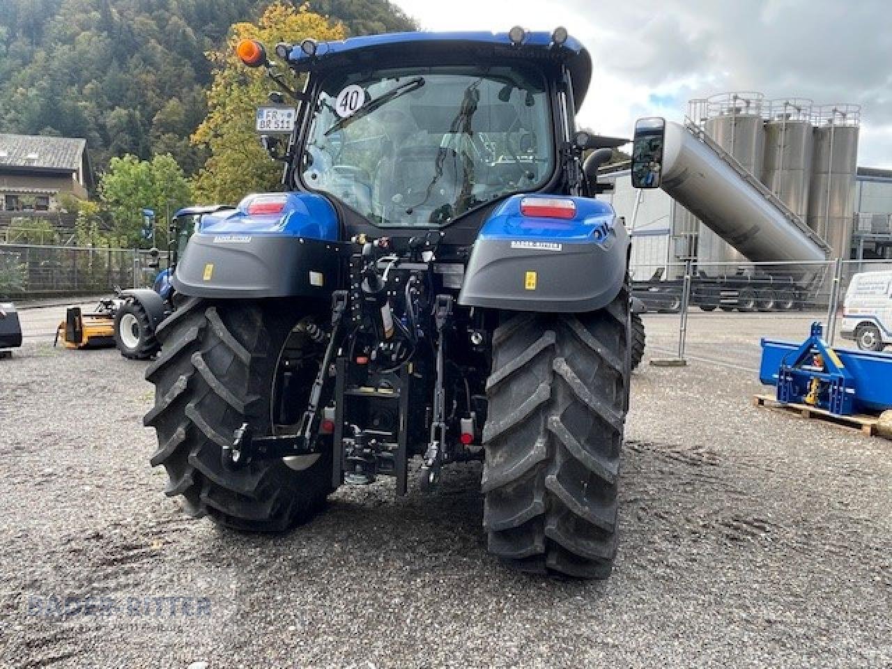 Traktor of the type New Holland T 5.120 DC, Neumaschine in Freiburg (Picture 5)