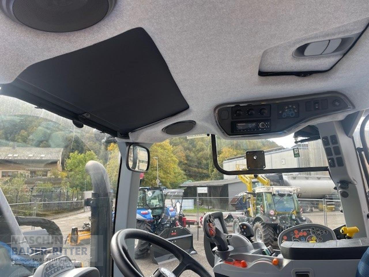 Traktor of the type New Holland T 5.120 DC, Neumaschine in Freiburg (Picture 8)