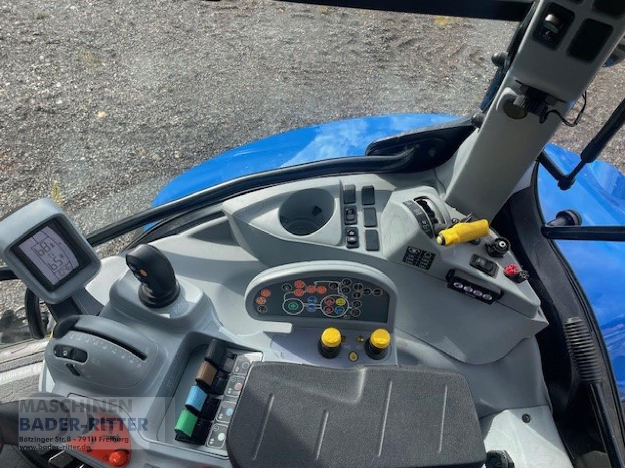 Traktor of the type New Holland T 5.120 DC, Neumaschine in Freiburg (Picture 9)