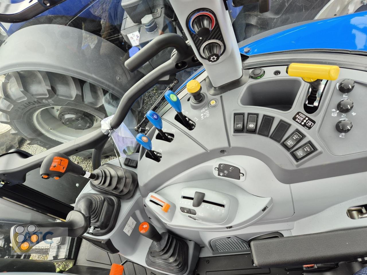 Traktor of the type New Holland T 5.120 DC, Neumaschine in Groß-Gerau (Picture 3)