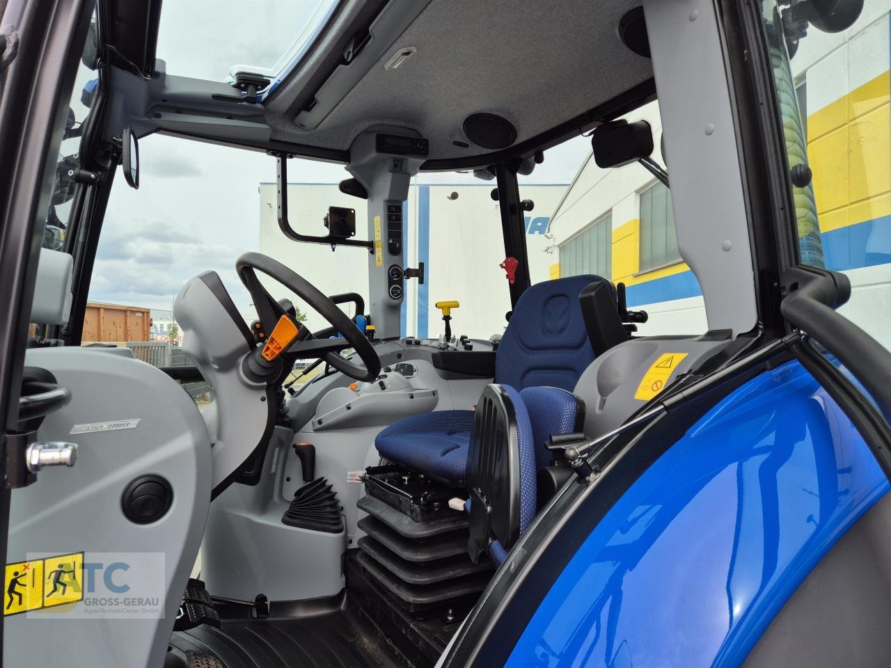 Traktor of the type New Holland T 5.120 DC, Neumaschine in Groß-Gerau (Picture 4)