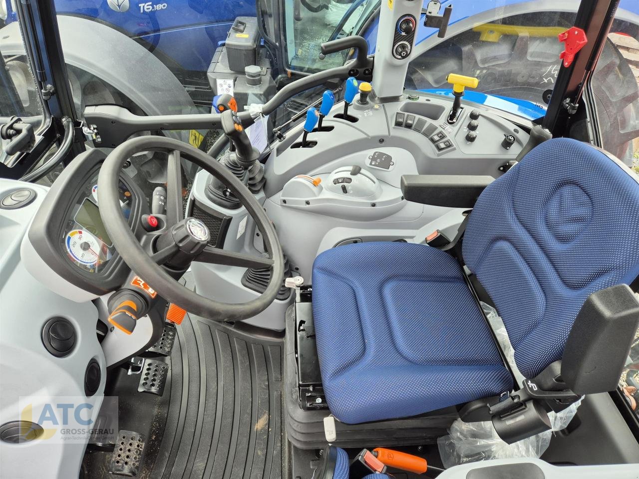 Traktor of the type New Holland T 5.120 DC, Neumaschine in Groß-Gerau (Picture 5)