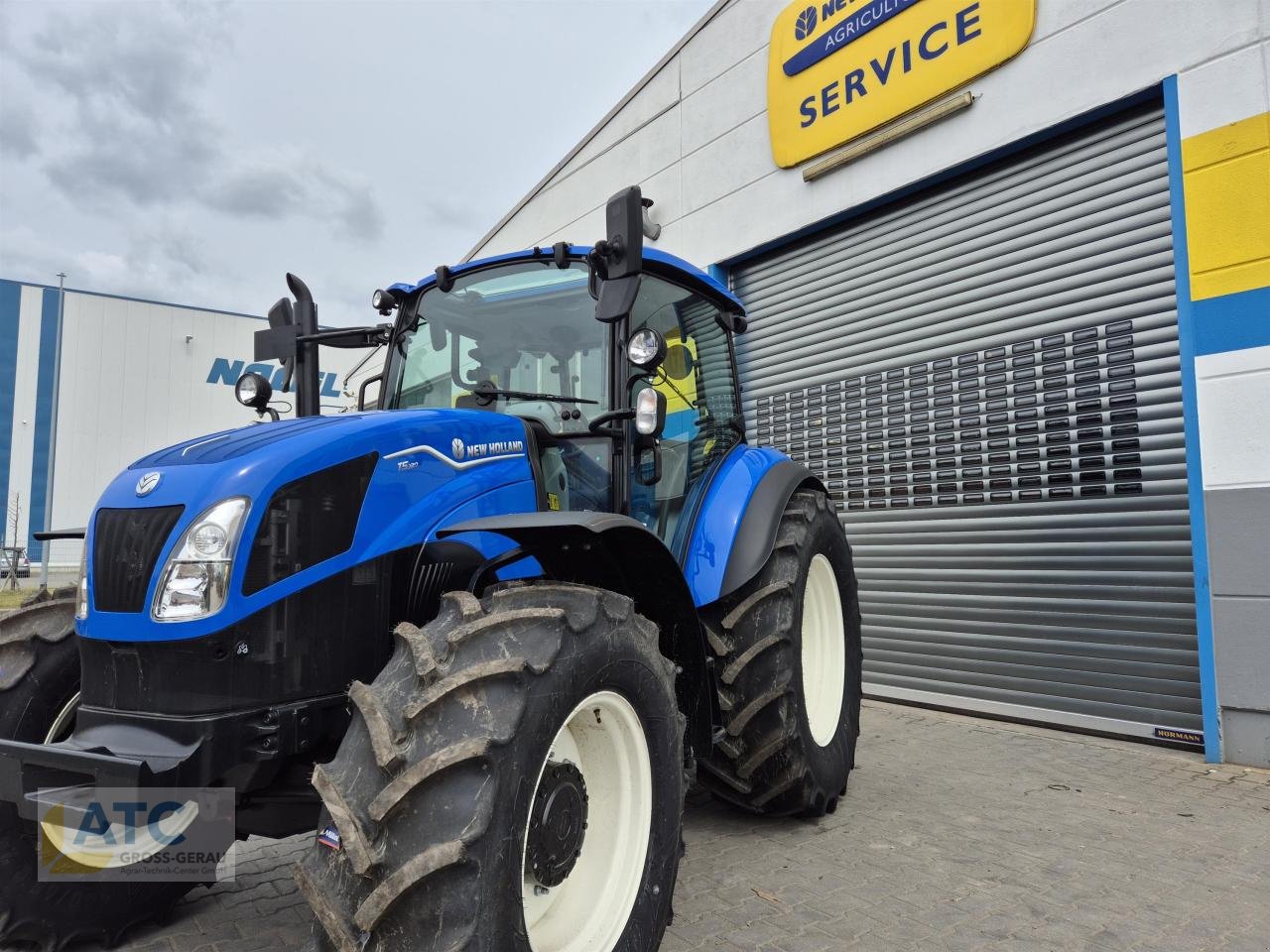 Traktor of the type New Holland T 5.120 DC, Neumaschine in Groß-Gerau (Picture 7)