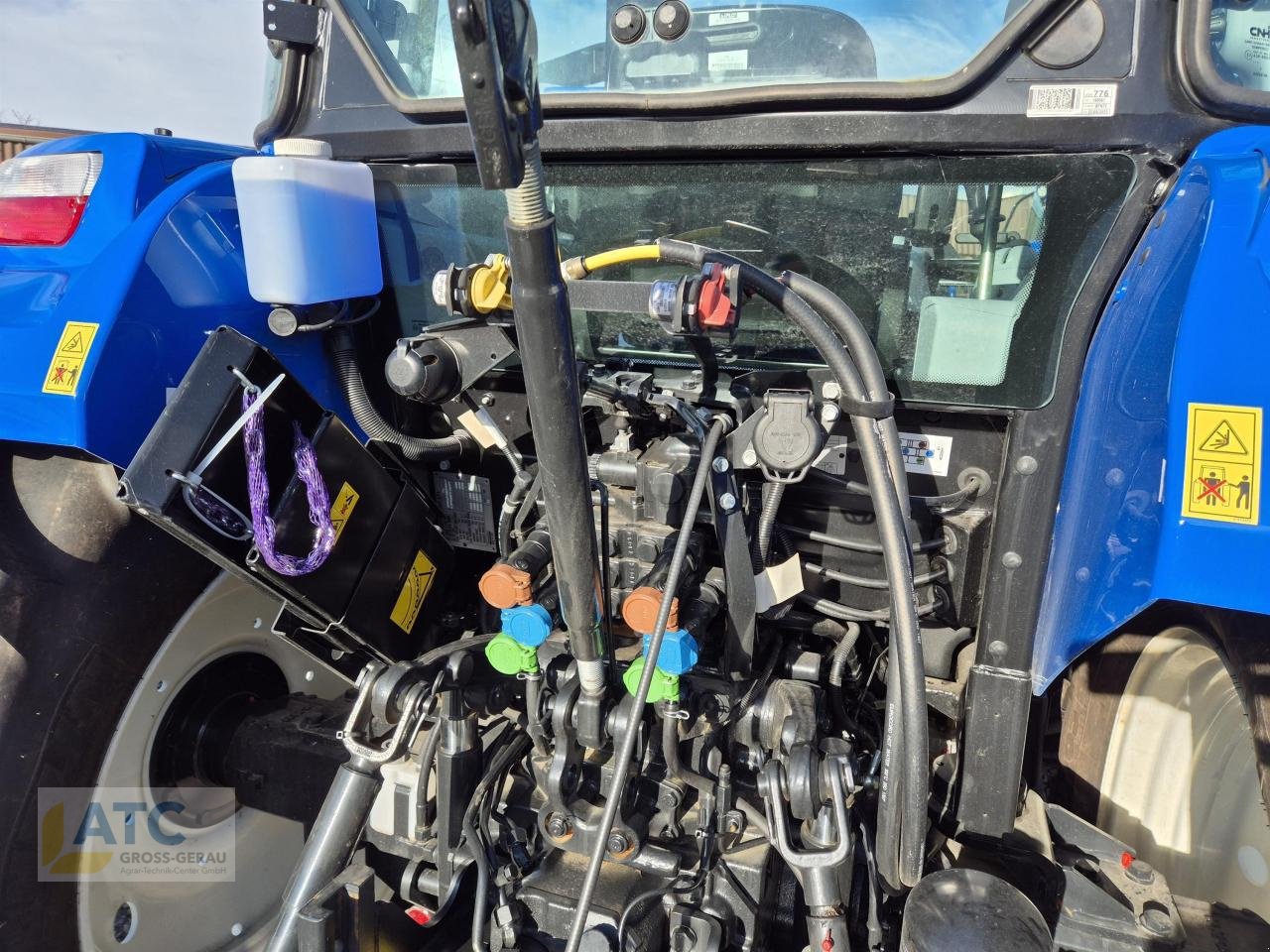 Traktor of the type New Holland T 5.120 DC, Neumaschine in Groß-Gerau (Picture 10)