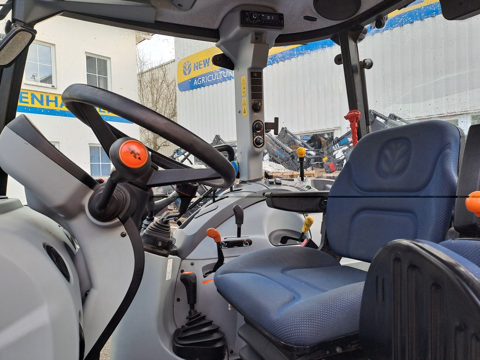 Traktor типа New Holland T 5.75, Gebrauchtmaschine в Burgkirchen (Фотография 2)