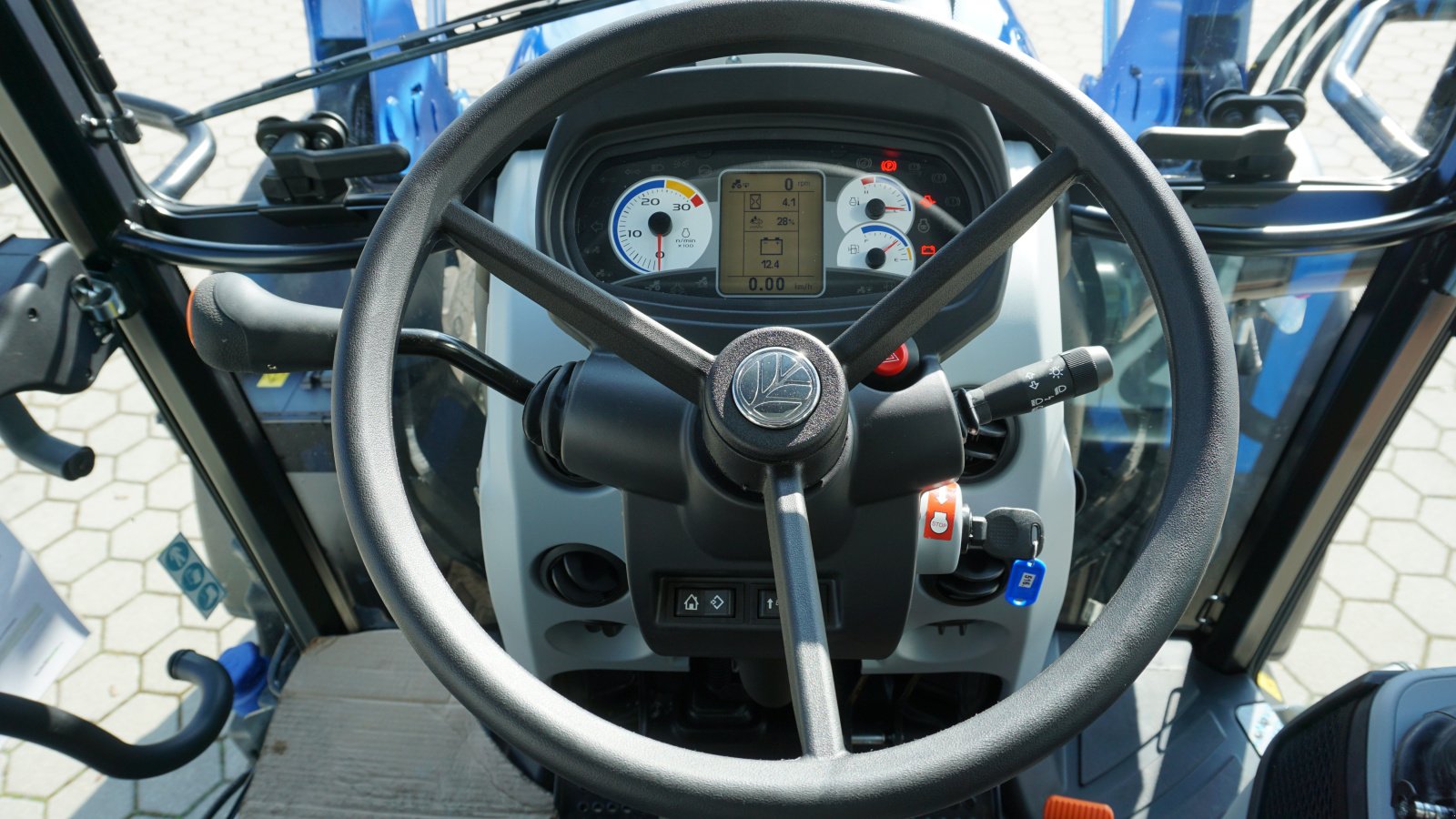 Traktor des Typs New Holland T 5.80 inkl. STOLL Frontlader, Neumaschine in Rötz (Bild 10)