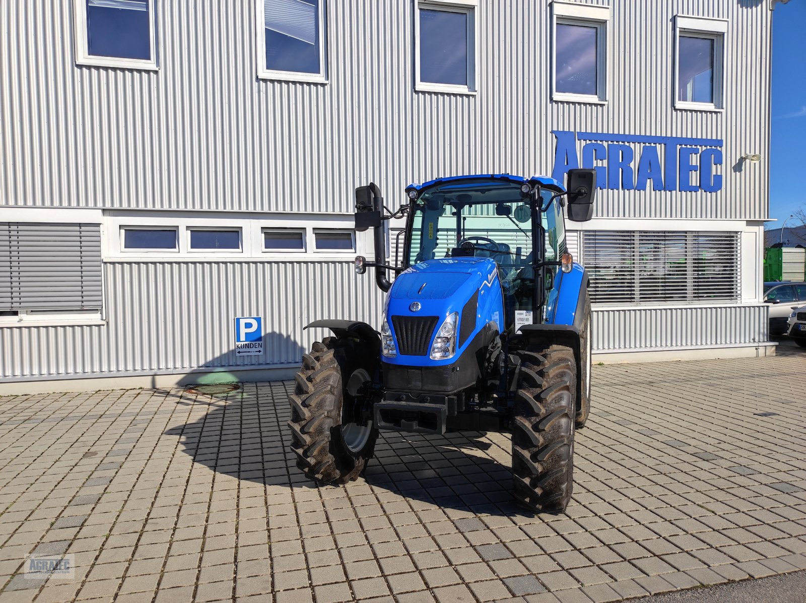 Traktor des Typs New Holland T 5.80, Neumaschine in Salching bei Straubing (Bild 3)