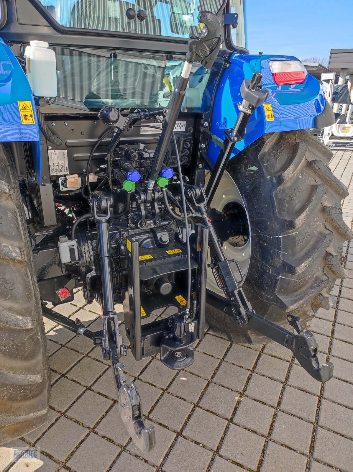 Traktor des Typs New Holland T 5.80, Neumaschine in Salching bei Straubing (Bild 9)