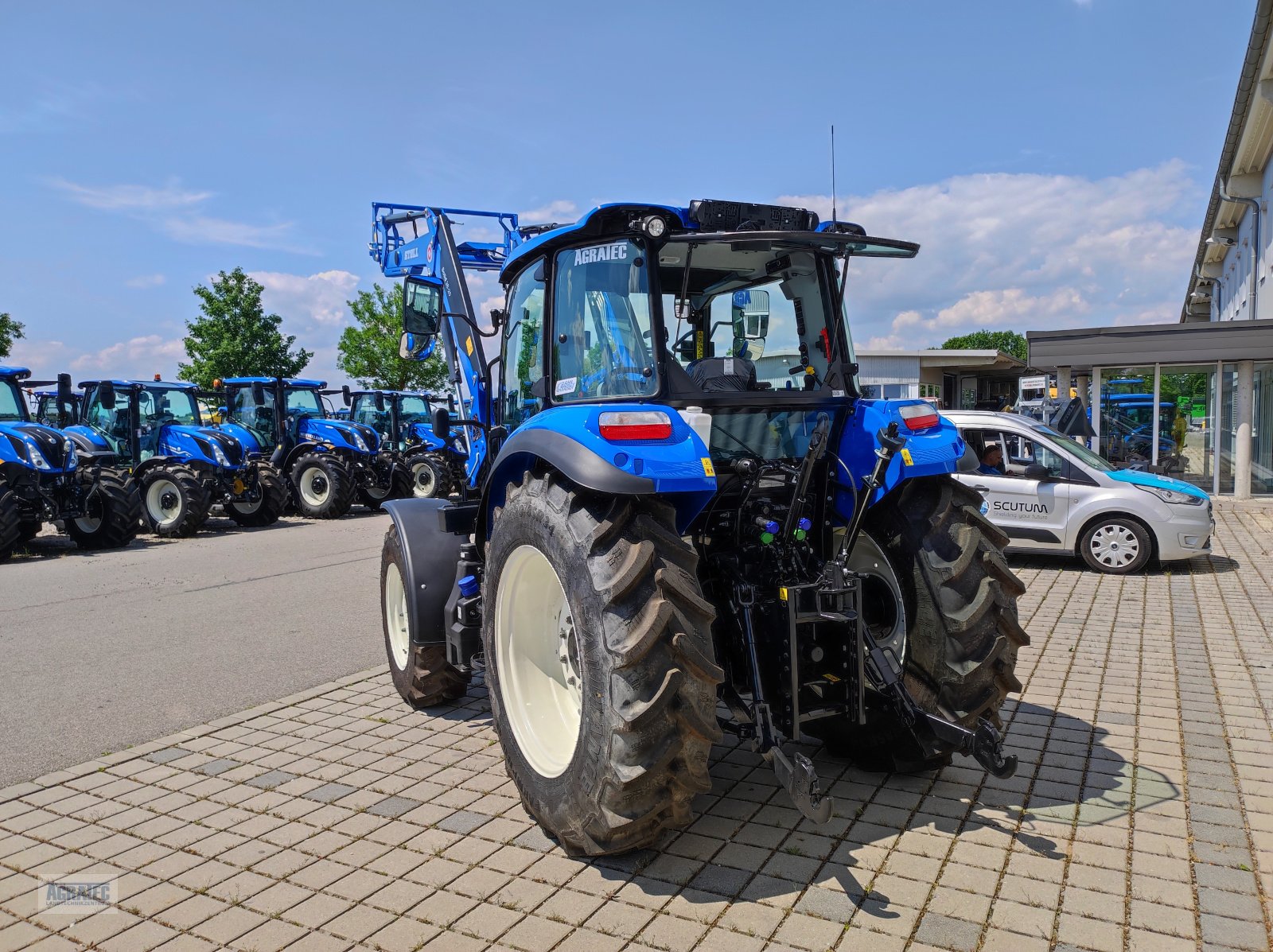 Traktor des Typs New Holland T 5.80, Neumaschine in Salching bei Straubing (Bild 8)