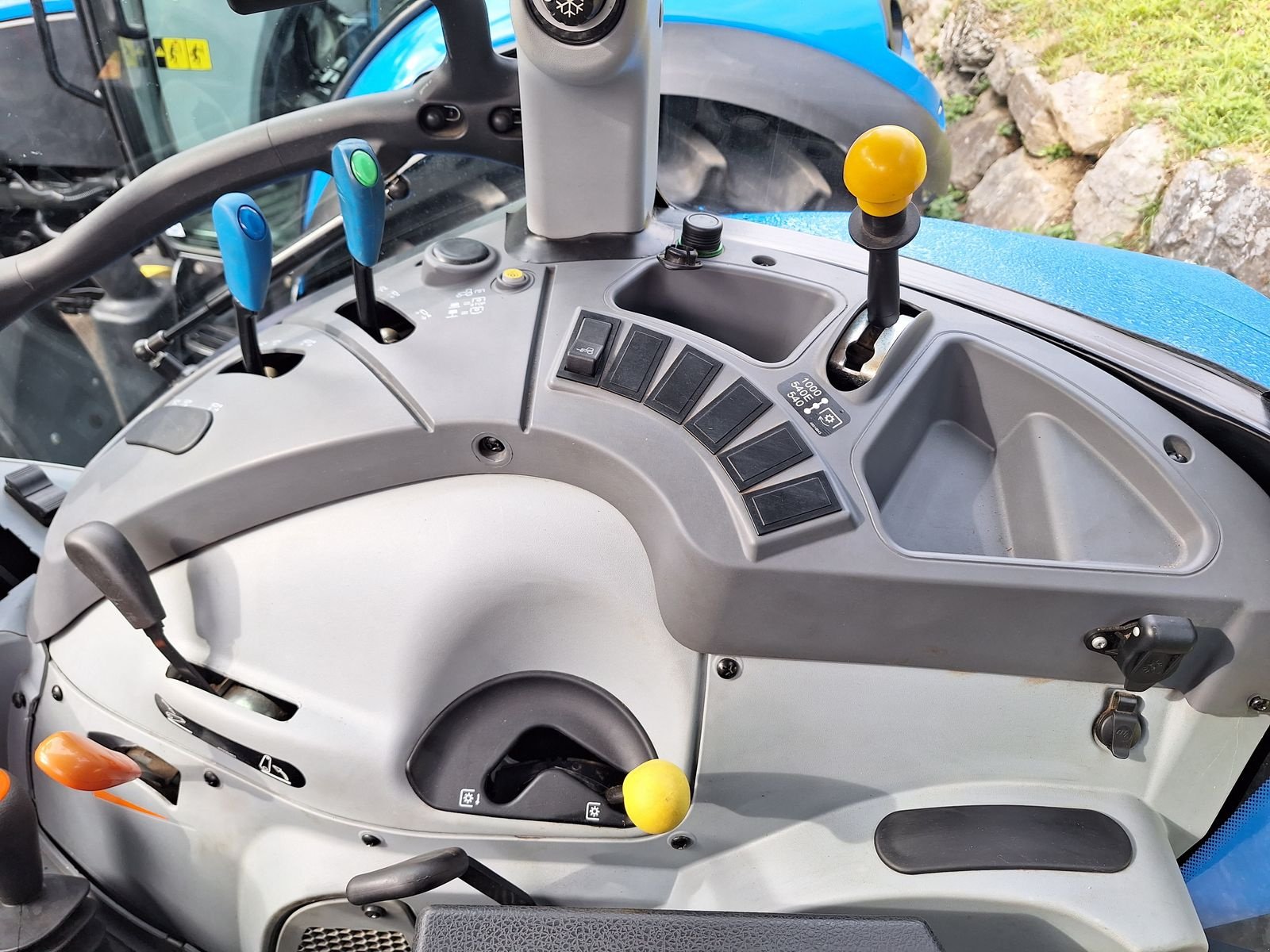 Traktor van het type New Holland T 5.85, Gebrauchtmaschine in Burgkirchen (Foto 3)