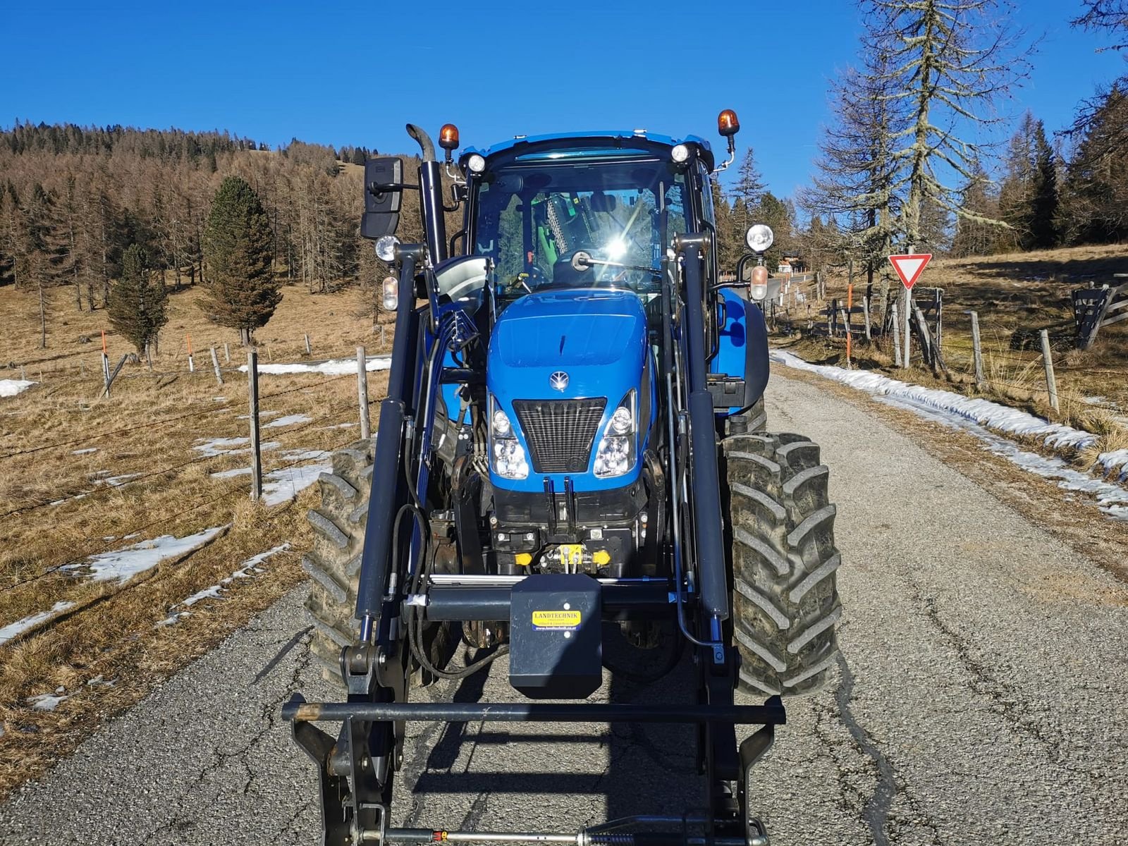 Traktor типа New Holland T 5.85, Gebrauchtmaschine в Burgkirchen (Фотография 2)