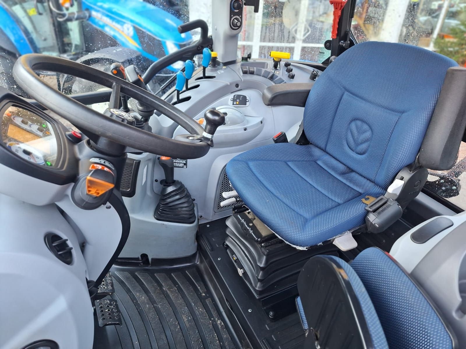 Traktor типа New Holland T 5.85, Gebrauchtmaschine в Burgkirchen (Фотография 4)