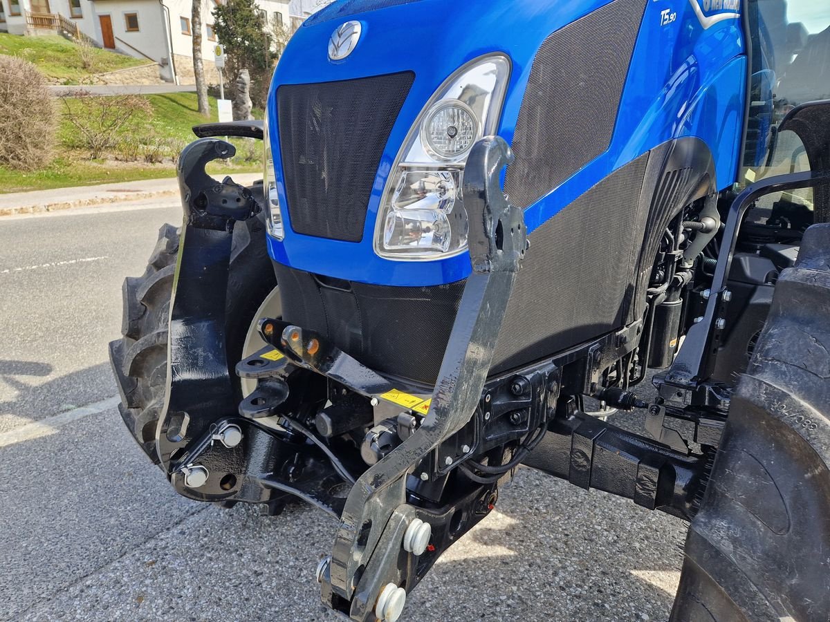 Traktor des Typs New Holland T 5.90 DC, Neumaschine in Bad Traunstein (Bild 3)