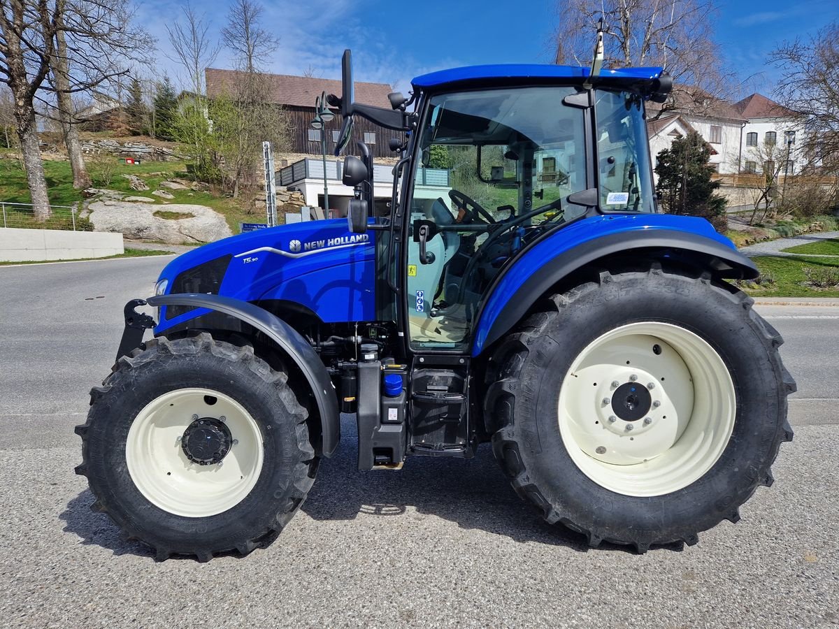 Traktor des Typs New Holland T 5.90 DC, Neumaschine in Bad Traunstein (Bild 4)