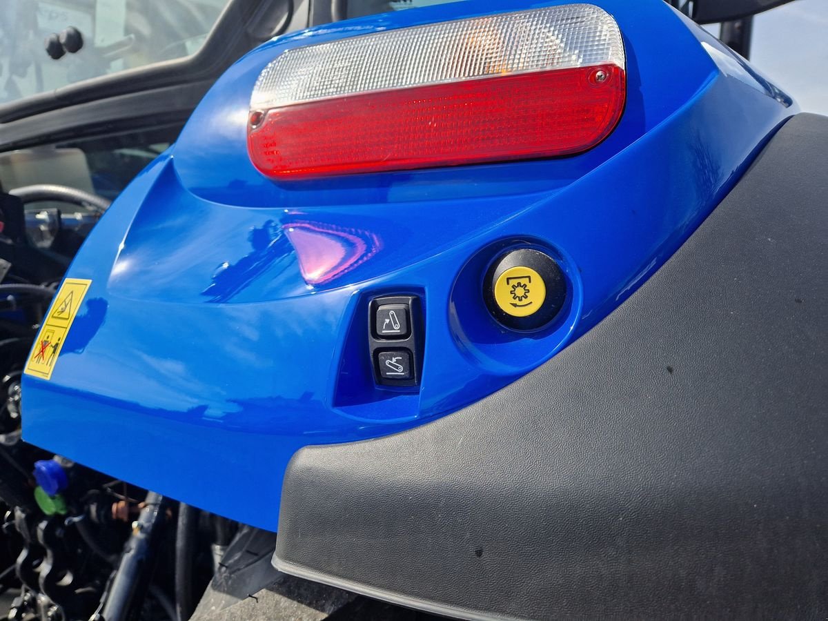 Traktor des Typs New Holland T 5.90 DC, Neumaschine in Bad Traunstein (Bild 23)