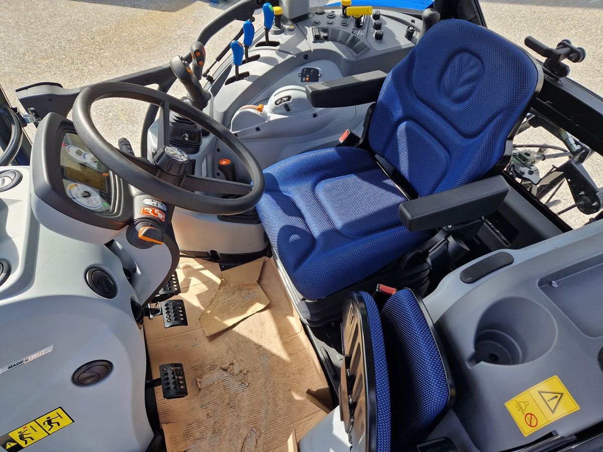 Traktor des Typs New Holland T 5.90 DC, Neumaschine in Bad Traunstein (Bild 25)