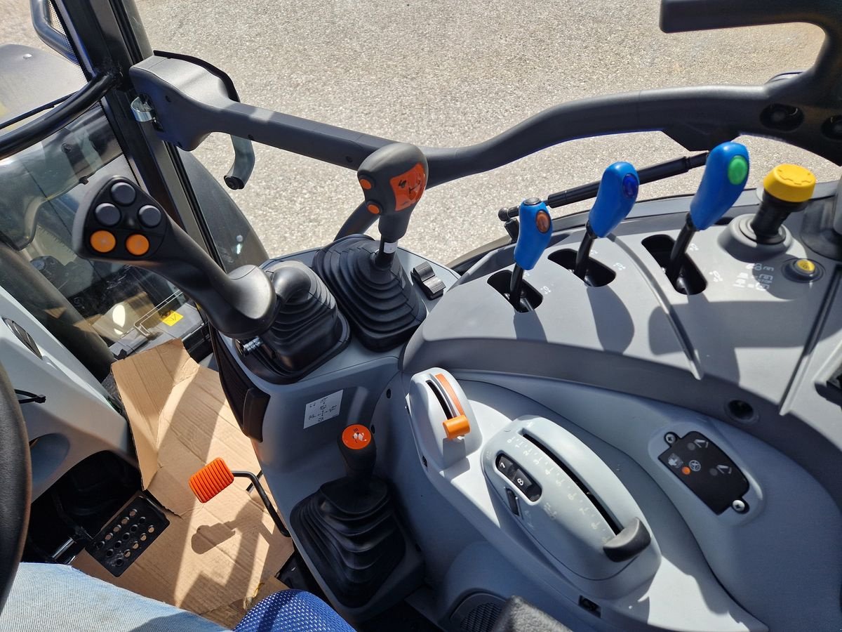 Traktor des Typs New Holland T 5.90 DC, Neumaschine in Bad Traunstein (Bild 27)